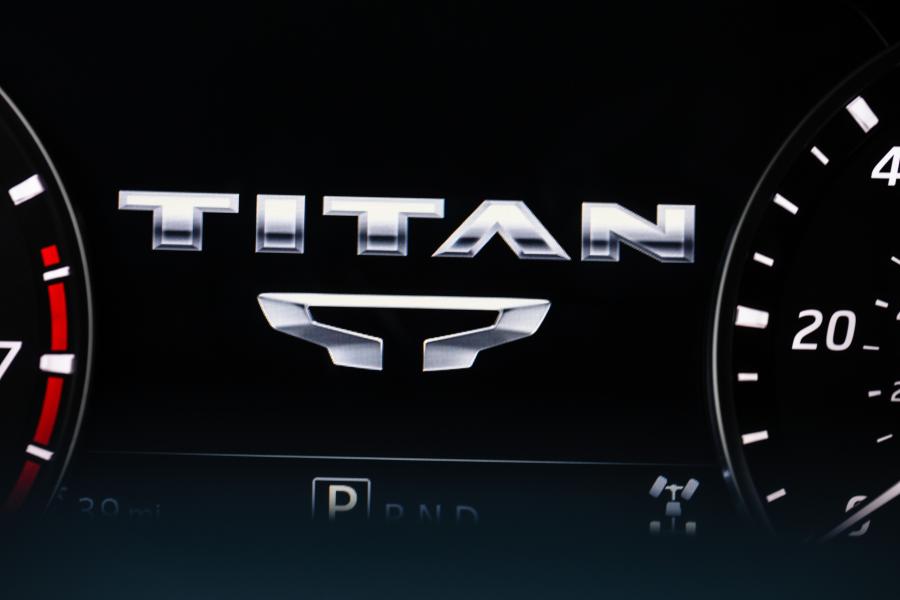 Панель приборов Nissan Titan XD Platinum Reserve Crew Cab 2019 года  (фото 25 из 34)